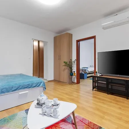 Apartment Center 2 Bedroom Ac *